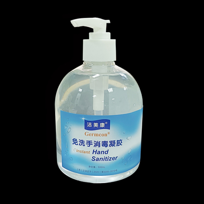 Familie, die sofortiges Handdesinfizierer-Gel mit dem Aloe-antibakteriellen Mittel desinfiziert 75% Alkohol verpackt