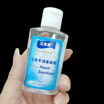 Familie, die sofortiges Handdesinfizierer-Gel mit dem Aloe-antibakteriellen Mittel desinfiziert 75% Alkohol verpackt